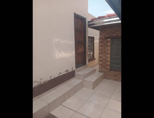7 BEDROOM HOUSE FOR SALE IN TEMBISA CENTRAL